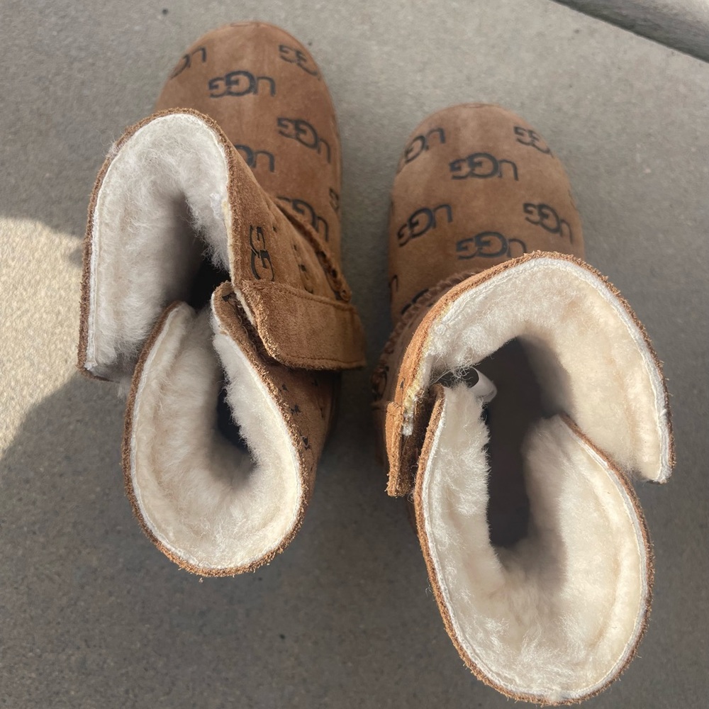 Ugg Keelan Embossed logo chestnut toddler Bootie Kids Winter Suede Size 7 - Picture 3 of 7
